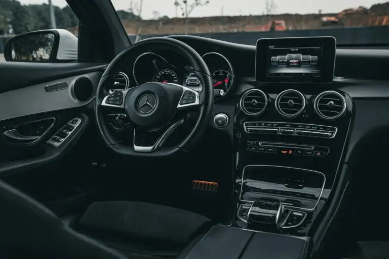 Innenraum eines modernen Pkw als Symbolbild für Interior-Bauteile in der Automobilindustrie.